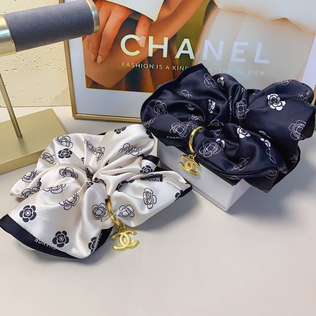 Chanel Xiaoxiang Chanel rubber band satin tag logo rubber band hair band large i