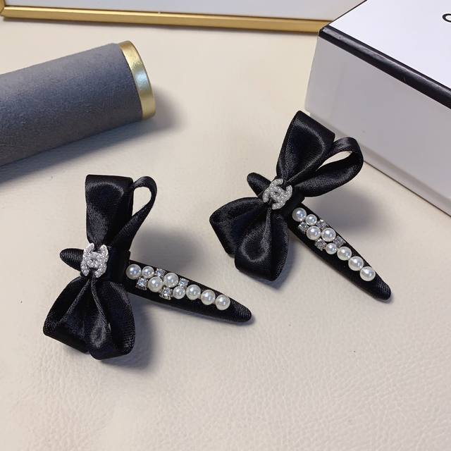 Chanel Xiaoxiang Chanel hairpin bow pearl diamond pressure clip side clip daily