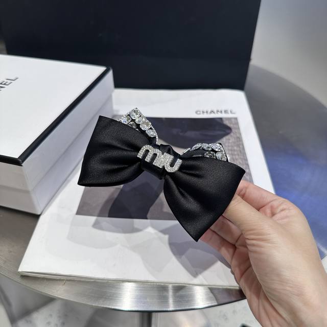 comes with a packaging box Miumiu's new letter duckbill clip is simple and eleg