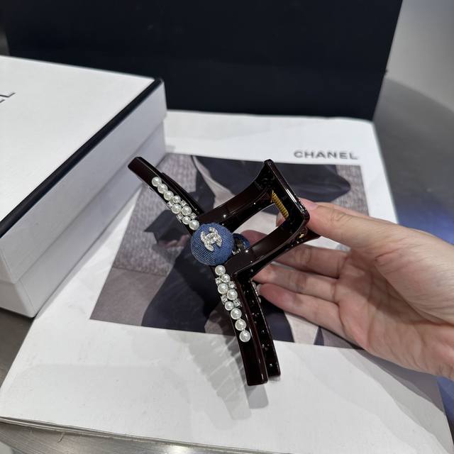 comes with a box Chanel's latest small Chanel clip, simple and practical, fashi
