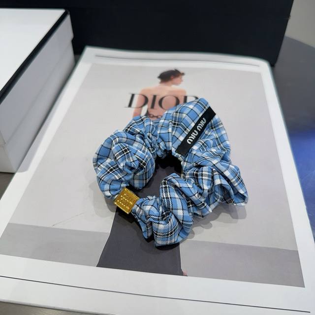 comes with a box Miumiu's new hair band, simple and elegant, practical and vers