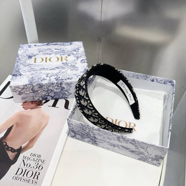 Comes with boxDior's new classic Cd letter headband, simple, practical and fash