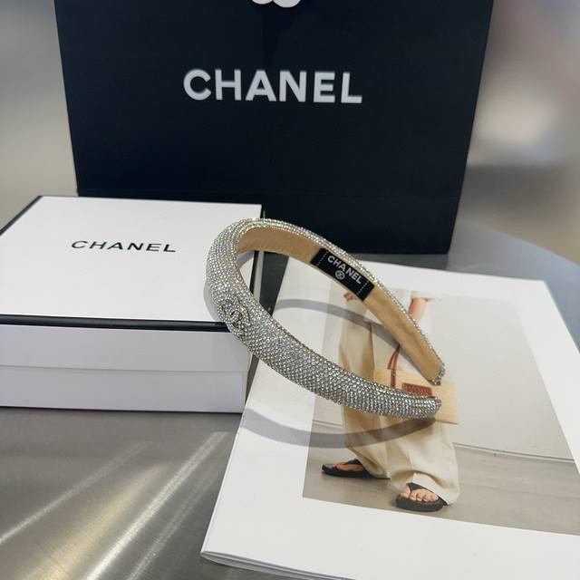 Comes with box Chanel's latest popular diamond headband, super beautiful! A mus