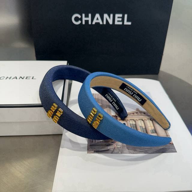 comes with a box. Miumiu's new denim headband. Simple and elegant, practical an
