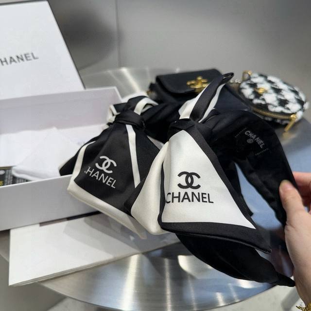comes with a box Chanel's latest headband, super beautiful! A must-have for eve