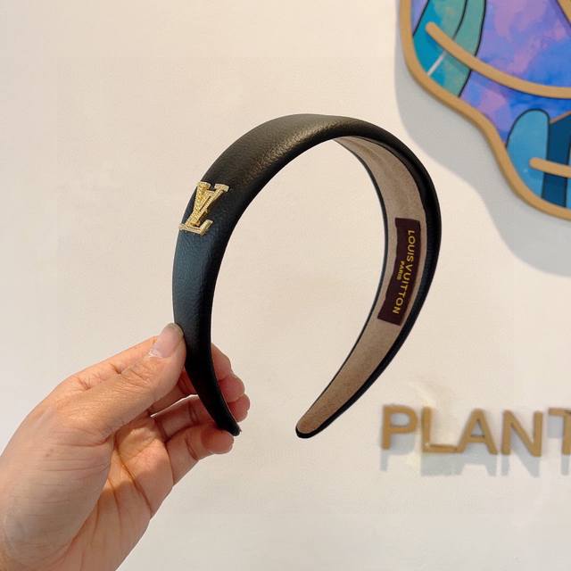 with packaging Lv Louis Vuitton's hottest new Korean sheepskin headband, fashio