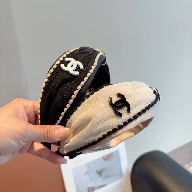 with packaging Chanel Chanel's new exquisite letter wide-brimmed headband, retr