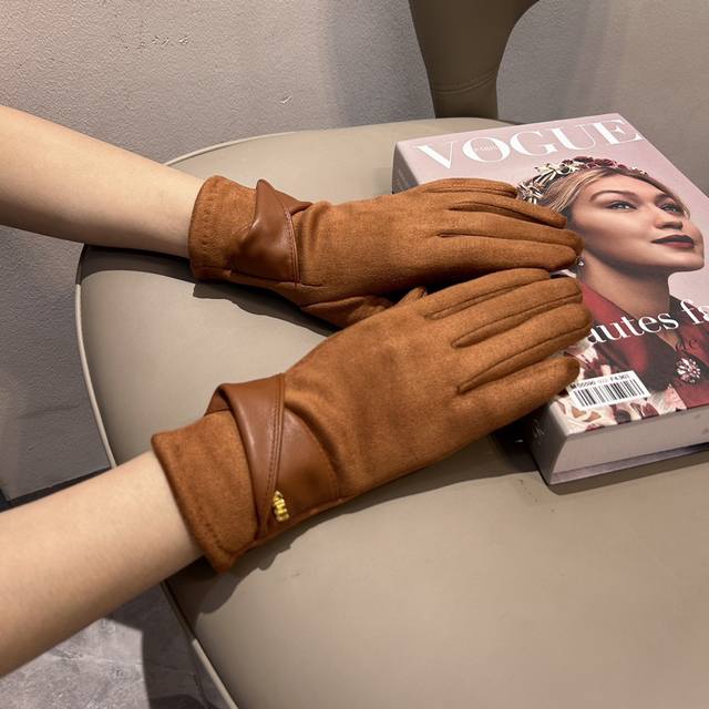 Miu Miu 2025 Autumn and Winter Wool Gloves are worth comparing the same style wi