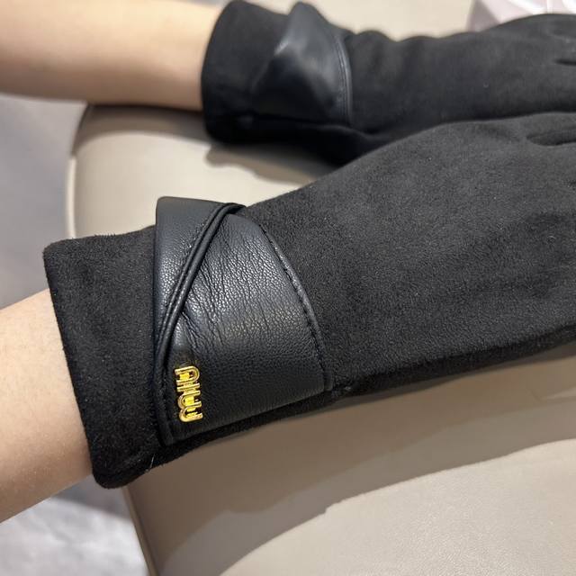 Miu Miu 2025 Autumn and Winter Wool Gloves are worth comparing the same style wi