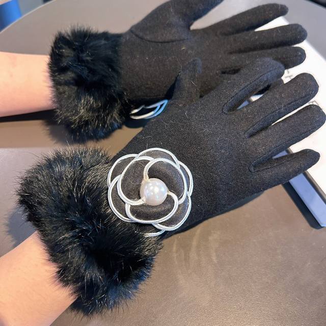 Chanel 2025 Autumn/Winter Lazy Rabbit Fur Wool Gloves are worth comparing the sa