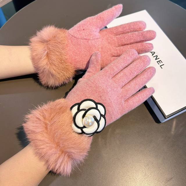 Chanel 2025 Autumn/Winter Lazy Rabbit Fur Wool Gloves are worth comparing the sa