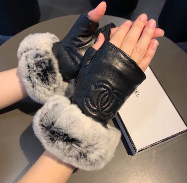 Chanel Chanel 2025 Autumn and Winter Short Rabbit Fur Gloves are worth comparing