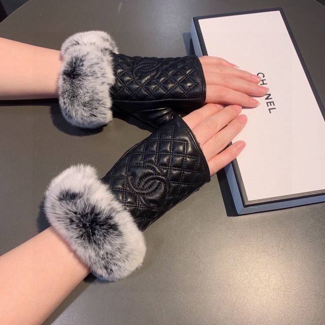 Chanel Chanel 2025 Autumn and Winter Short Rabbit Fur Gloves are worth comparing