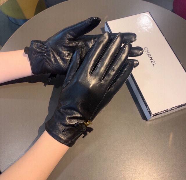 2025 new exclusive first release bright red touchscreen gloves Chanel original q