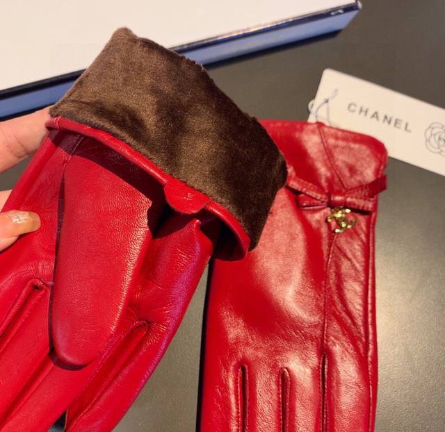 2025 new exclusive first release bright red touchscreen gloves Chanel original q