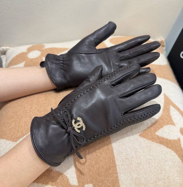 2025 new exclusive touchscreen gloves, Chanel original quality, synced with the