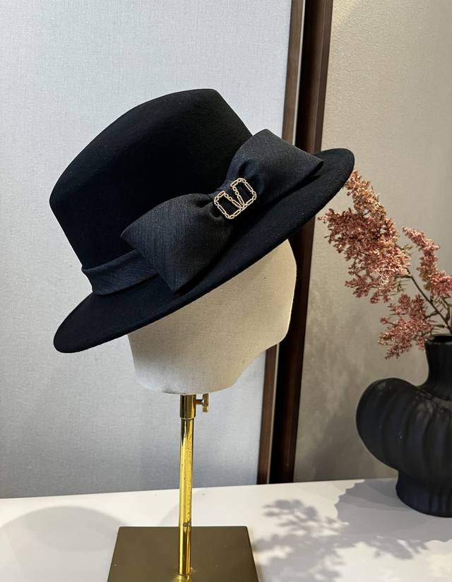 Valentino new wool hat, flat top hat, 100% wool fabric%, head circumference 57cm