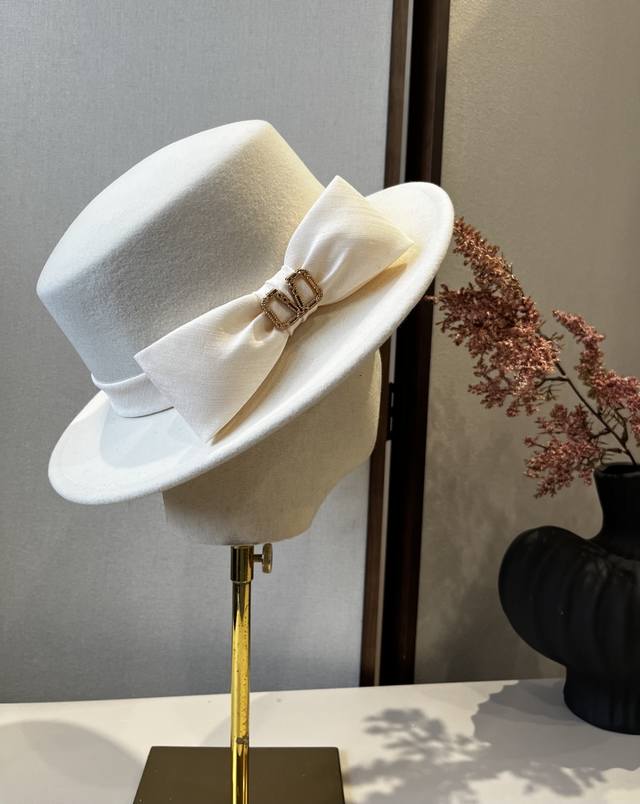 P White Valentino new wool hat, flat top hat, 100% wool fabric%, head circumfere