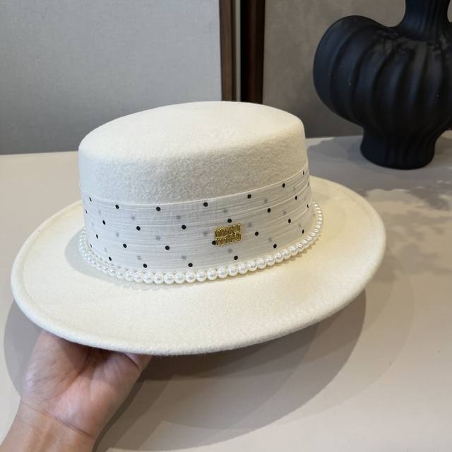 Miumiu new wool hat, flat top hat, 100% wool fabric%, head circumference 57cm DD