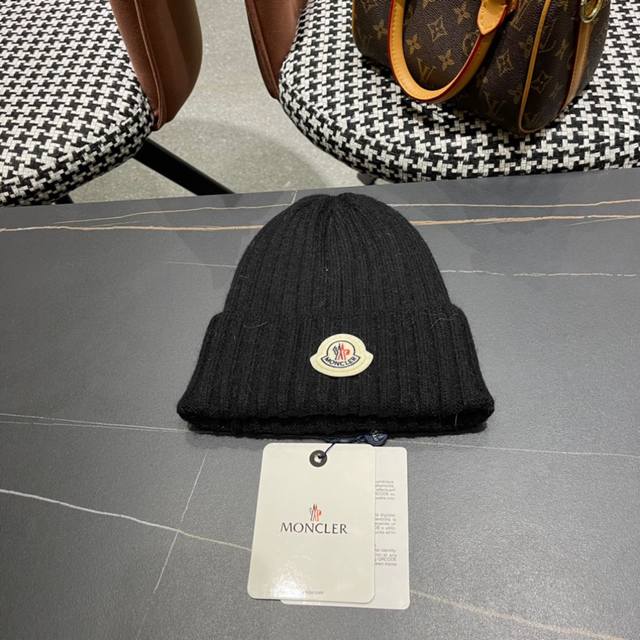 Moncler's classic knitted hat, a replica of the original. Very soft and skin-fri