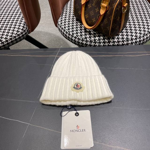 Moncler's classic knitted hat, a replica of the original. Very soft and skin-fri
