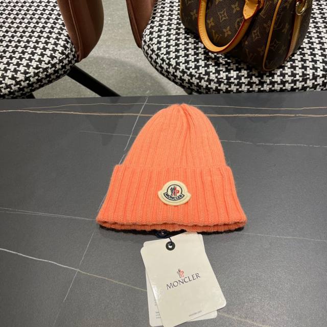 Moncler's classic knitted hat, a replica of the original. Very soft and skin-fri