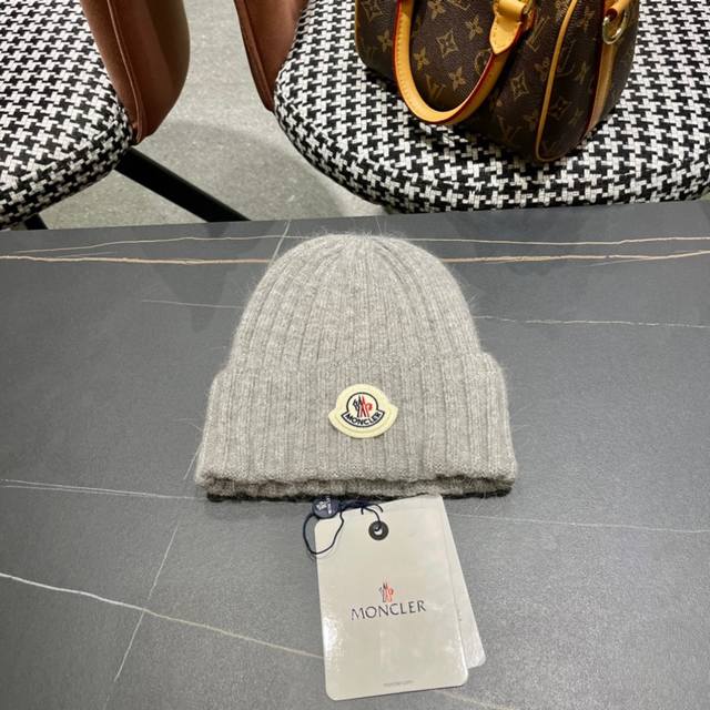 Moncler's classic knitted hat, a replica of the original. Very soft and skin-fri