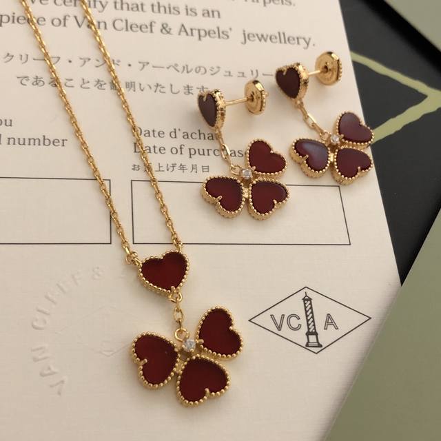 Beauty is a disadvantage of Vca Van Cleef & Arpels Sweet series gold and red hea