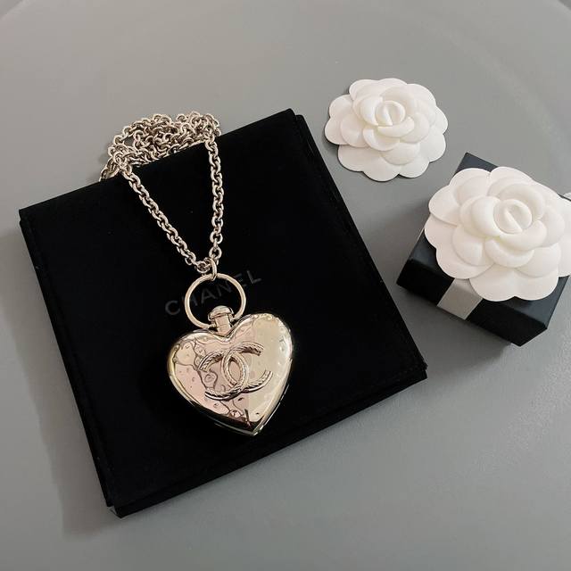Our product, the long heart-shaped pocket watch chain Z 12800, is finally shipp
