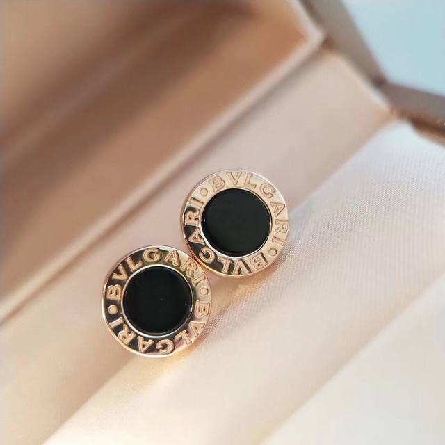 Bv black and white natural stone Bulgari stud earrings. Featuring the latest tec