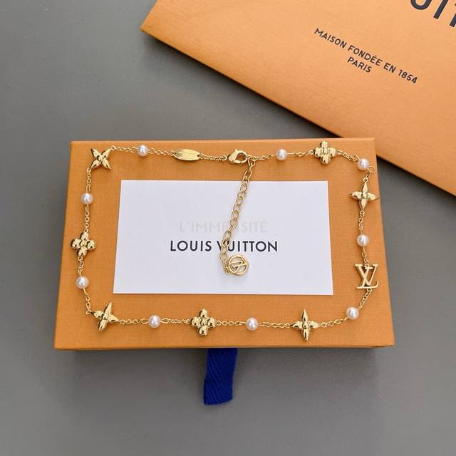 Necklace Bracelet Earrings Seiko version new Lv golden flower pearl earrings bra