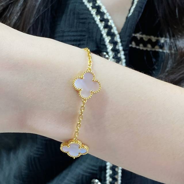 V gold plated Vca natural pink shell five-flower four-leaf clover bracelet. This