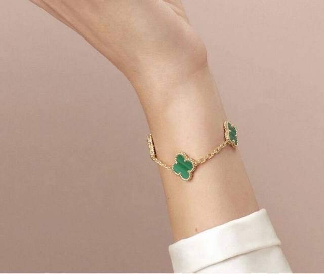 V gold-plated Vca natural malachite five-flower four-leaf clover bracelet. This