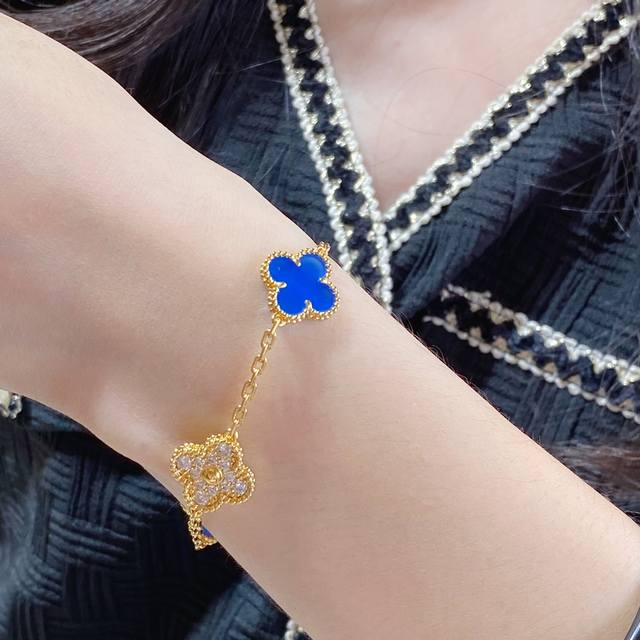 V gold-plated Vca high-grade blue agate and spaced diamond five-flower four-leaf