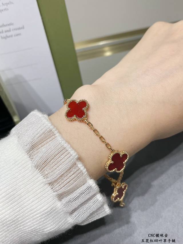 V gold plated Vca five-flowered high-grade red agate four-leaf clover bracelet.