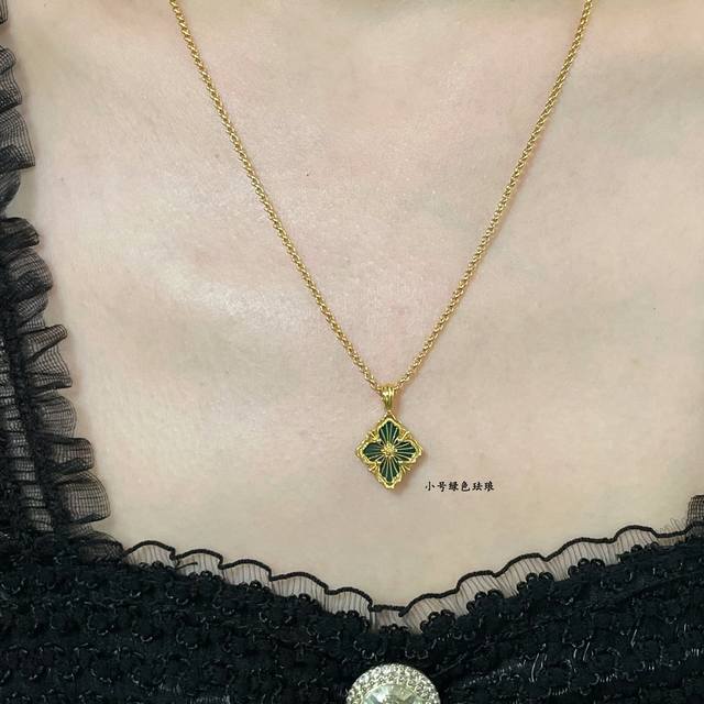 V Gold Buccellati Small Opera House Series Green Enamel Necklace, Retro Palace S