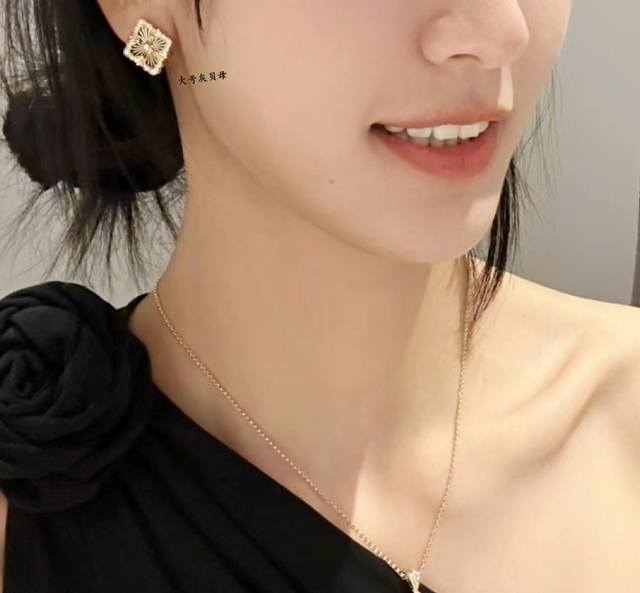 V gold Buccellati Opera House series gray mother-of-pearl earrings, retro palace