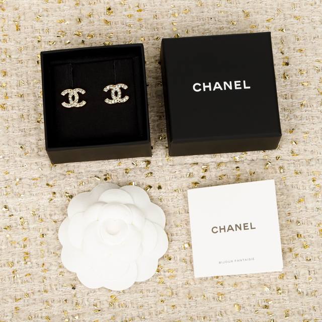 We produce Zp5720! Don't miss out on your favorite vintage pieces! Chanel Blue