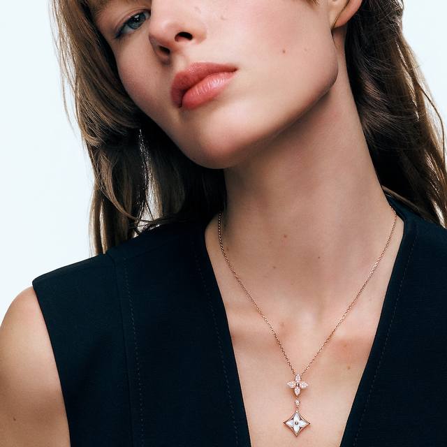 V Gold-plated Mimi Gold Lv New Edition Two-Flower White Shell Diamond Necklace.