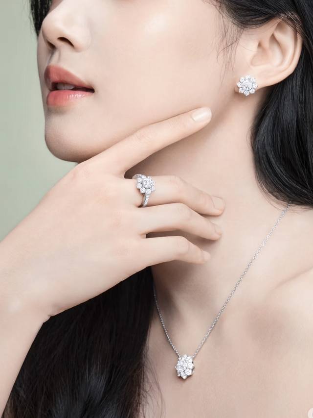 V Gold Material Hw Harry Winston New Edition Sun Necklace, high-end jewelry has