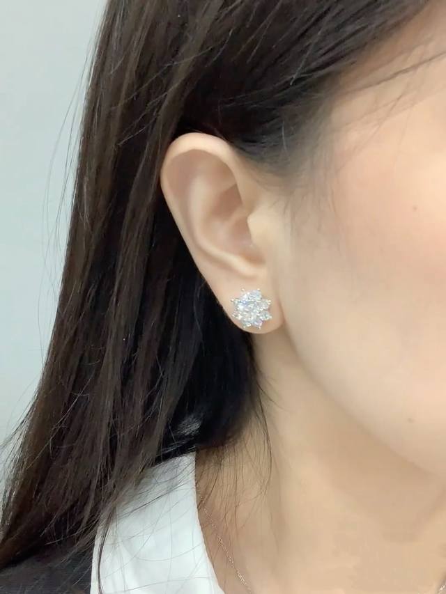 V Gold Material Hw Harry Winston's new version of the sun stud earrings, high-en
