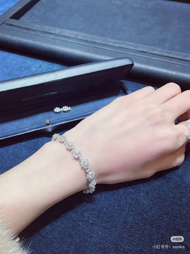 V gold HW Harry Winston diamond sunflower bracelet. High-end jewelry has arrived