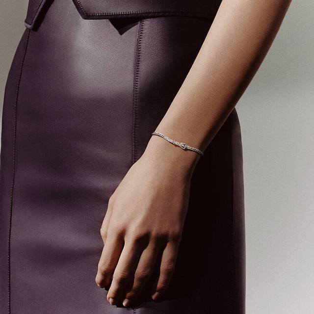 We offer the Etriviere bracelet, customizable with 18K real gold and diamonds. W