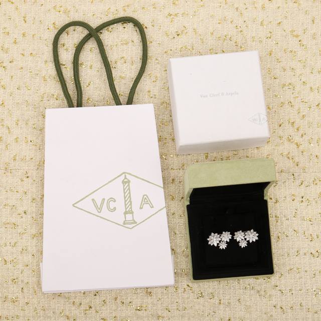 We offer earrings with genuine gold and diamonds, available for over 1000 custom
