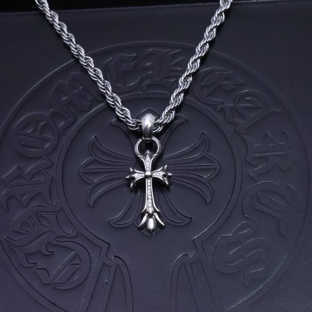 Hot-selling Recommendation: Chrome Hearts necklace, featuring a twisted chain. T