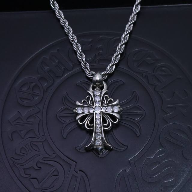 2025 Trend Recommendation] Chrome Hearts necklace, featuring a twisted chain. Th