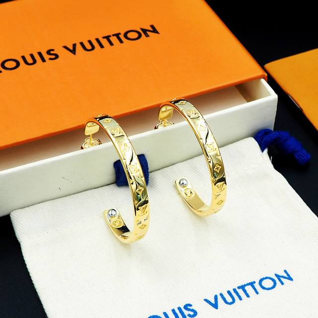Donkey Lv letter flower C-shaped large hoop earrings DDD