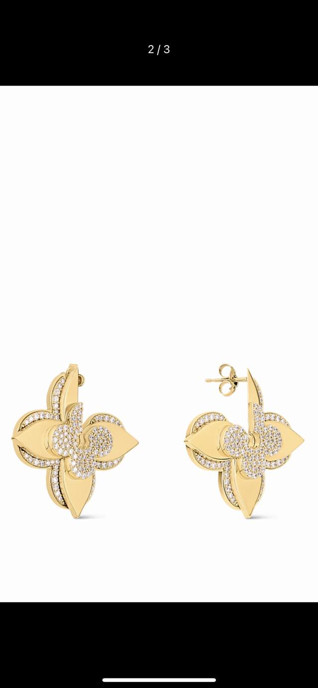 Lv's Medaillon earrings feature a Monogram flower sculpted from dazzling metal,