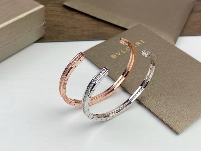 Bulgari C-shaped open bracelet made of high-end sub-gold material, full of perso
