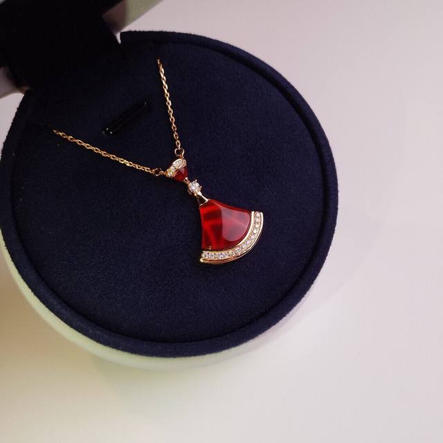 Bulgari Bv new model! Natural red agate fan necklace. 18K gold-plated, thick go